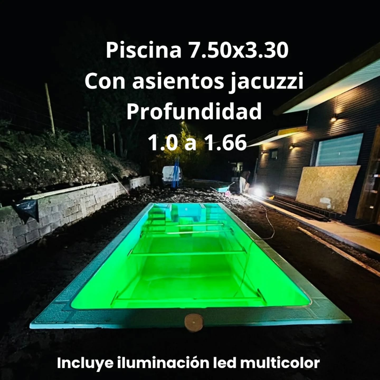 Piscina con iluminación LED multicolor en proyecto nocturno