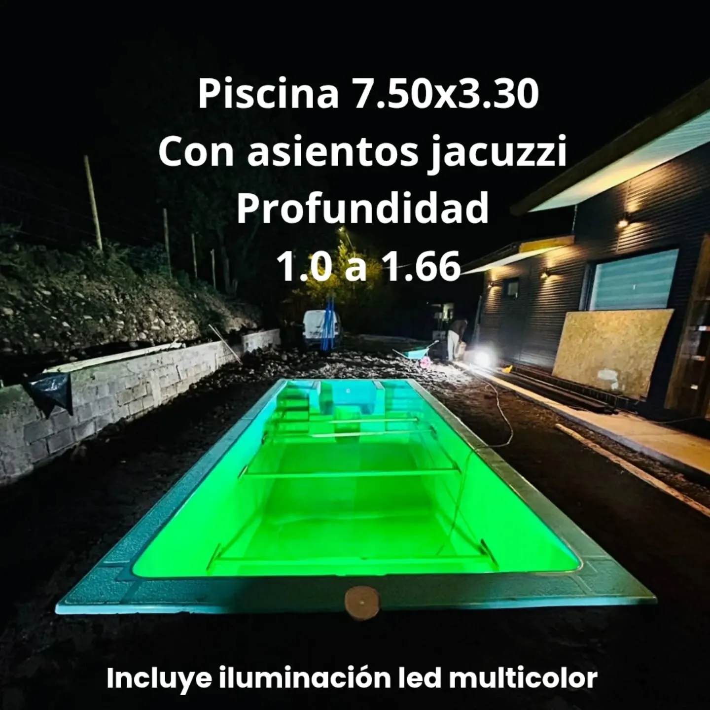 Piscina con iluminación LED multicolor en proyecto nocturno