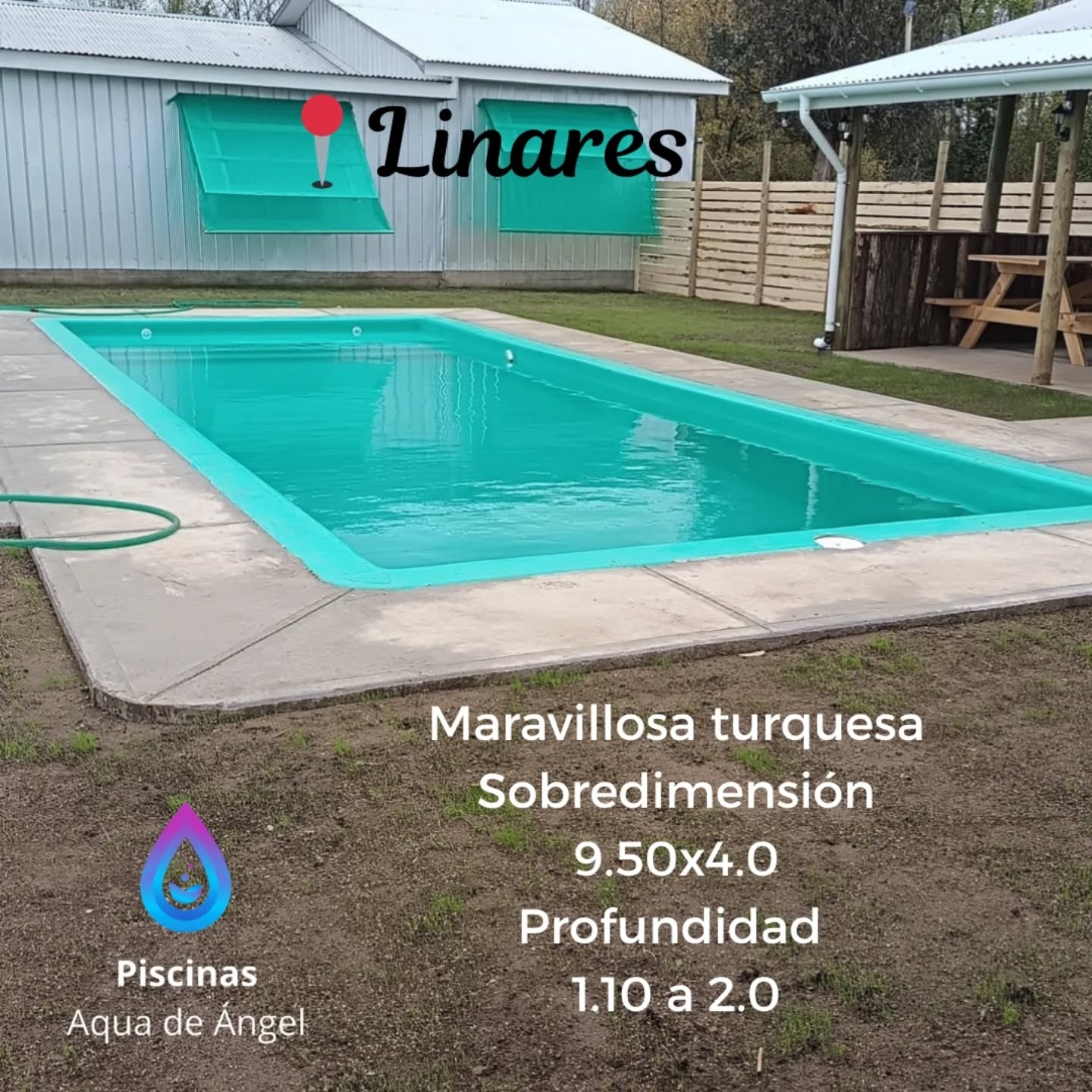 Piscina de fibra de vidrio color turquesa instalada por Piscinas Aqua de Angel en Linares